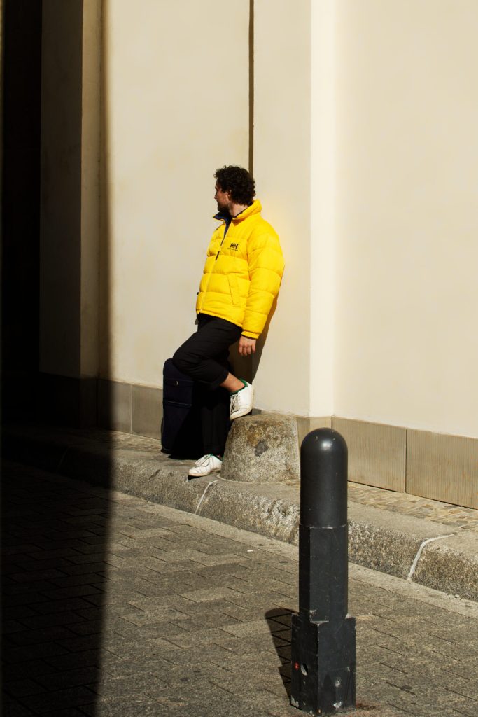 Un homme sur la porte de Brandebourg – Berlin