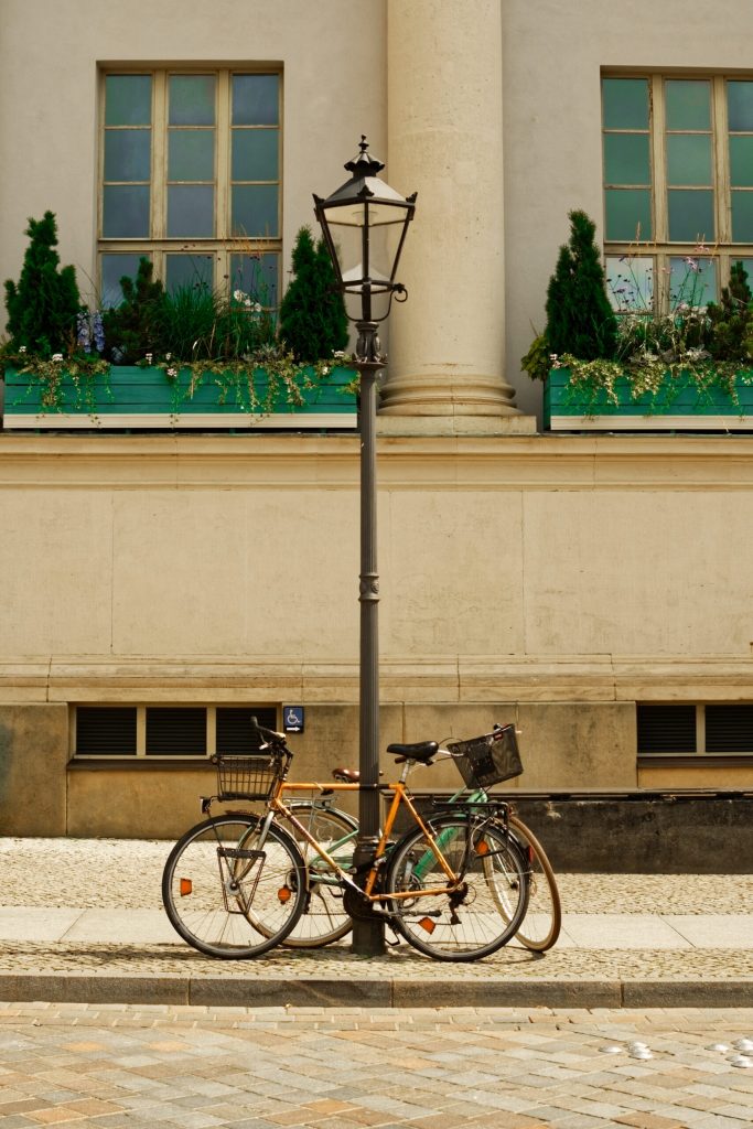 Vélo contre un lampadaire – Potsdam