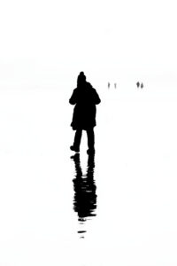 Silhouette d’une femme marchant sur la plage